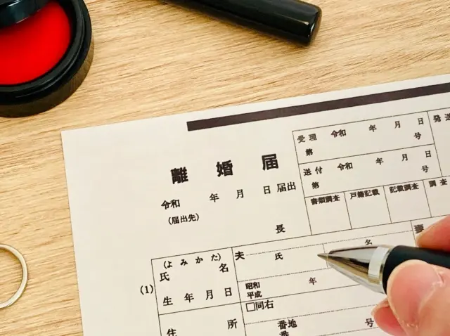 一宮市役所に提出する離婚届の証人欄とボールペン